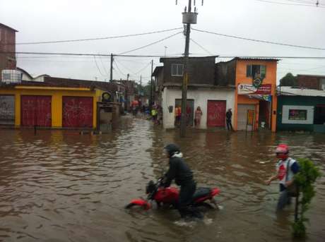 Chuva deixou vários pontos de alagamento no Recife <p>Chuva deixou vários pontos de alagamento no Recife</p>