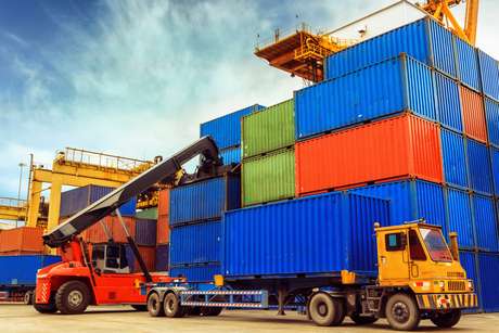 Só em 2013, um total de 33.559 empresas brasileiras importaram até R$ 1 milhão segundo dados do Ministério do Desenvolvimento, Indústria e Comércio Exterior Só em 2013, um total de 33.559 empresas brasileiras importaram até R$ 1 milhão segundo dados do Ministério do Desenvolvimento, Indústria e Comércio Exterior
