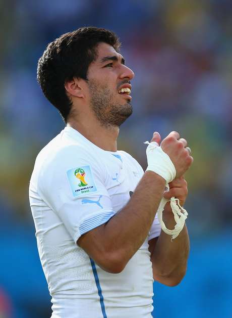 Suárez fica fora da Copa após punição Suárez fica fora da Copa após punição