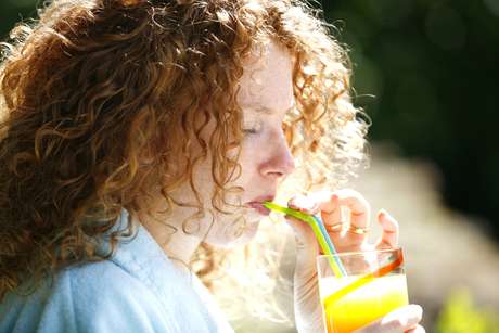Copo de 250 ml de suco de laranja tem o equivalente a sete colheres de chá de açúcar Copo de 250 ml de suco de laranja tem o equivalente a sete colheres de chá de açúcar