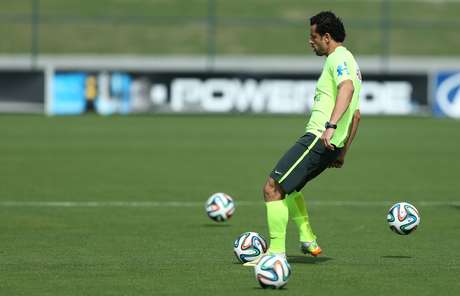 Fred treina cobranças de pênalti em treino da Seleção Fred treina cobranças de pênalti em treino da Seleção