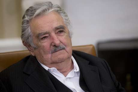 Mujica lamenta punição a Suárez Mujica lamenta punição a Suárez