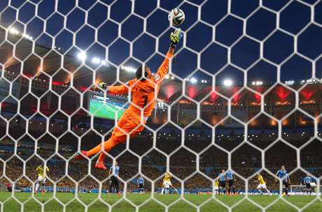 James Rodríguez, da Colômbia, controla a bola e dá um chute direto, deixando o goleiro do Uruguai, Muslera, sem chances de pegar o gol James Rodríguez, da Colômbia, controla a bola e dá um chute direto, deixando o goleiro do Uruguai, Muslera, sem chances de pegar o gol