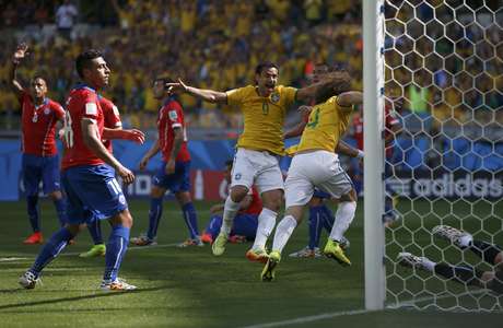 Fred comemora gol marcado por David Luiz Fred comemora gol marcado por David Luiz