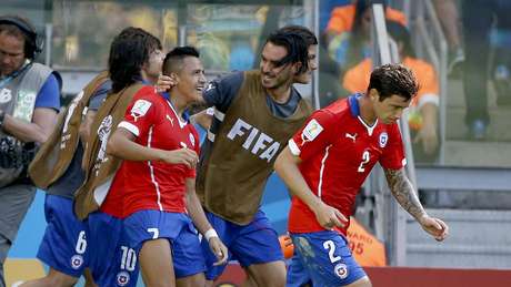 Titulares e reservas do Chile comemoram gol de Alexis Sanchez Titulares e reservas do Chile comemoram gol de Alexis Sanchez