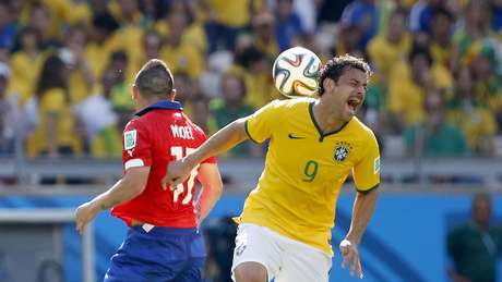 Fred tem ficado isolado no ataque e, mesmo correndo muito em campo, tem média de apenas dois chutes a gol por partida nesta Copa do Mundo <p>Fred tem ficado isolado no ataque e, mesmo correndo muito em campo, tem média de apenas dois chutes a gol por partida nesta Copa do Mundo</p>