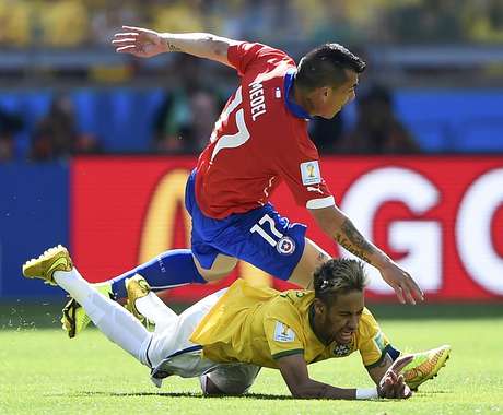 Medel, do Chile, e brasileiro Neymar dividem bola em jogo no Mineirão Medel, do Chile, e brasileiro Neymar dividem bola em jogo no Mineirão