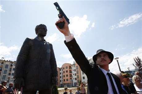 Ator bósnio posa com uma arma, retratando o crime que ocorreu em 1914 <p>Ator bósnio posa com uma arma, retratando o crime que ocorreu em 1914</p>
