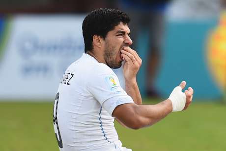 Pela mordida em Chiellini, Suárez não poderá nem treinar durante quatro meses <p>Pela mordida em Chiellini, Suárez não poderá nem treinar durante quatro meses</p>
