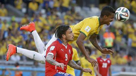 Camisa 9 do Chile diz ter levado soco de Rodrigo Paiva, e exigiu punição mais rigorosa a assessor do Brasil <p>Camisa 9 do Chile diz ter levado soco de Rodrigo Paiva, e exigiu punição mais rigorosa a assessor do Brasil</p>