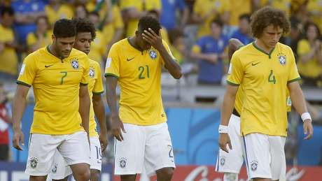 Seleção Brasileira novamente não poderá jogar com seu uniforme de número 1 completo <p>Seleção Brasileira novamente não poderá jogar com seu uniforme de número 1 completo</p>