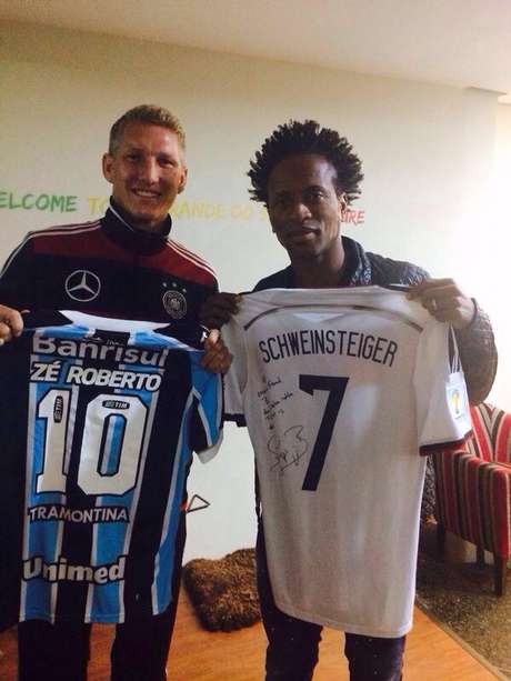 Schweinsteiger trocou presentes com Zé Roberto Schweinsteiger trocou presentes com Zé Roberto