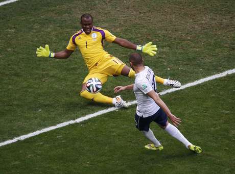 França parava em boa atuação do goleiro africano Enyeama, que falhou na abertura do placar dos europeus <p>França parava em boa atuação do goleiro africano Enyeama, que falhou na abertura do placar dos europeus</p>