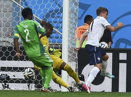 Griezmann comemora gol contra em vitória francesa <p> Griezmann comemora gol contra em vitória francesa</p>
