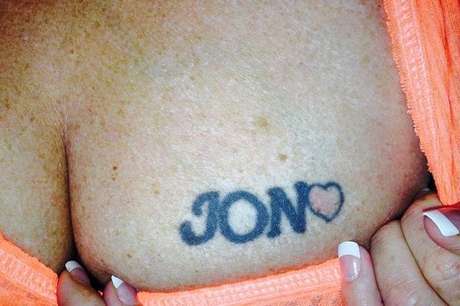Maureen Green foi obrigada a tatuar o nome de seu agressor nas costas e no peito <p>Maureen Green foi obrigada a tatuar o nome de seu agressor nas costas e no peito</p>