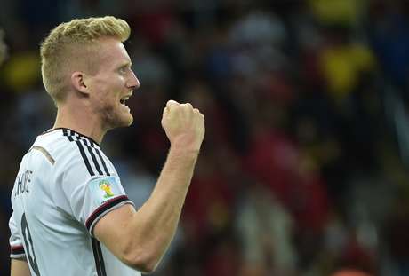 Müller avança pela esquerda, entra na área e toca para o meio. Schürrle faz leve desvio e manda a bola no canto esquerdo de M'Bolhi, abrindo o placar para a Alemanha na prorrogação Müller avança pela esquerda, entra na área e toca para o meio. Schürrle faz leve desvio e manda a bola no canto esquerdo de M'Bolhi, abrindo o placar para a Alemanha na prorrogação