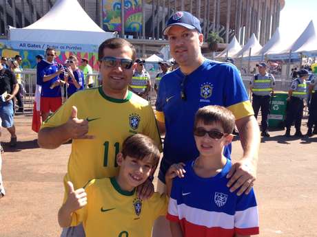 Rafael com seu filho Leonardo manifestam torcida pela Nigéria Rafael com seu filho Leonardo manifestam torcida pela Nigéria