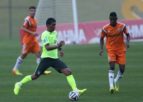 Paulinho é o favorito para assumir a vaga de Luiz Gustavo, suspenso por dois cartões amarelos <p>Paulinho é o favorito para assumir a vaga de Luiz Gustavo, suspenso por dois cartões amarelos</p>