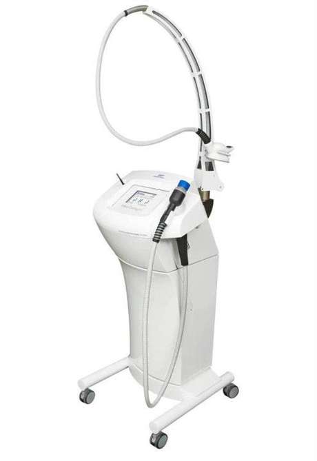 Chamado de Med Contour, o aparelho associa dois transdutores de ultrassom de alta e baixa potência, que agem simultaneamente na área tratada, com uma ponteira que promove a sucção na pele <p>Chamado de <em>Med Contour</em>, o aparelho associa dois transdutores de ultrassom de alta e baixa potência, que agem simultaneamente na área tratada, com uma ponteira que promove a sucção na pele</p>