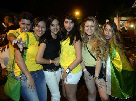 <p>Uma multid&atilde;o verde e amarela colore as ruas da Vila Madalena, em S&atilde;o Paulo, para festejar a classifica&ccedil;&atilde;o do&nbsp;Brasil para a semifinal ap&oacute;s a vit&oacute;ria por 2 a 1 contra a&nbsp;Col&ocirc;mbia, que aconteceu nesta sexta-feira na Arena Castel&atilde;o, em Fortaleza.</p>