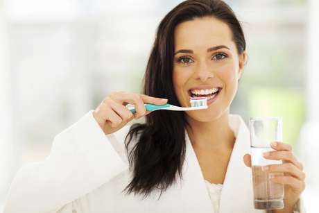 ThinkStock <p>Una de las cosas más importantes que usted puede hacer por sus dientes y encías es mantener una buena higiene bucal. </p>