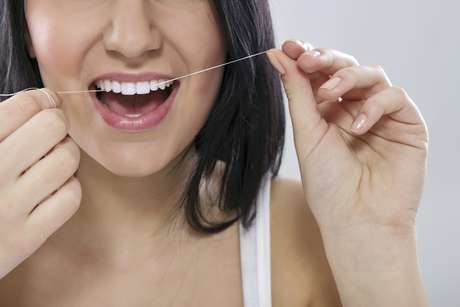 ThinkStock <p>Pasarse hilo dental también es importante para mantener unas encías saludables y así evitar la enfermedad periodontal</p>
