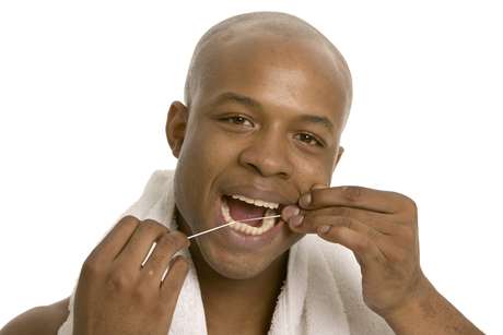 ThinkStock <p>El hilo dental de nylon puede estar o no encerado, y existen una gran variedad de sabores.</p>