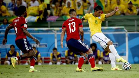 Paulinho, substituto de Luiz Gustavo, recebe elogios de Felipão <p>Paulinho, substituto de Luiz Gustavo, recebe elogios de Felipão</p>