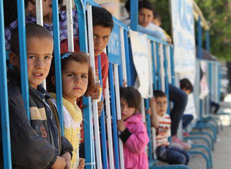 Crianças refugiadas sírias aguardam no escritório do Alto Comissariado das Nações Unidas para os Refugiados no Líbano para serem registradas em um campo de refugiados, em 30 de maio de 2014 <p>Crianças refugiadas sírias aguardam no escritório do Alto Comissariado das Nações Unidas para os Refugiados no Líbano para serem registradas em um campo de refugiados, em 30 de maio de 2014</p>