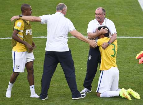 Thiago Silva foi consolado por Felipão e Murtosa após os pênaltis Thiago Silva foi consolado por Felipão e Murtosa após os pênaltis