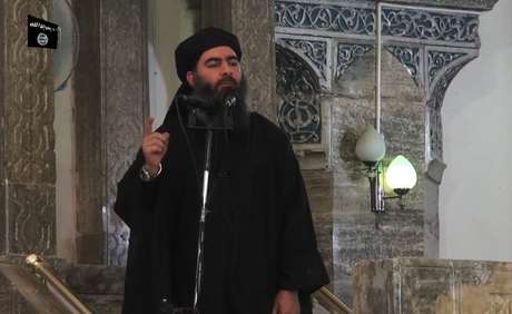 Frame de vídeo divulgado no dia 5 de julho pelo grupo Al-Furqan mostra o que seria Abu Bakr al-Baghdadi, anunciado como o califa Ibrahim, novo líder do Estado Islâmico; o vídeo teria sido feito em uma mesquita de Mosul, no Iraque Frame de vídeo divulgado no dia 5 de julho pelo grupo Al-Furqan mostra o que seria Abu Bakr al-Baghdadi, anunciado como o califa Ibrahim, novo líder do Estado Islâmico; o vídeo teria sido feito em uma mesquita de Mosul, no Iraque