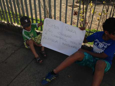 Protestantes ficaram em frente à sede da construtora Cowan, responsável pelas obras do viaduto Batalha dos Guararapes <p>Protestantes ficaram em frente à sede da construtora Cowan, responsável pelas obras do viaduto Batalha dos Guararapes</p>