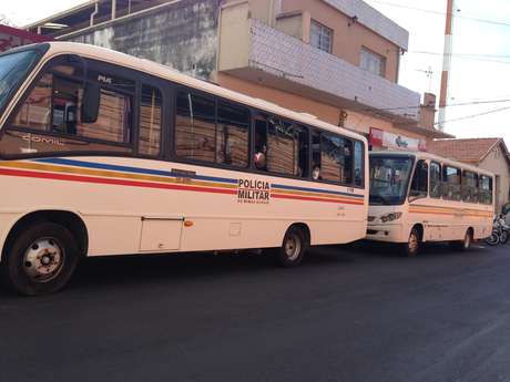 Pelo menos cem policiais acompanharam a manifestação dentro de ônibus nas proximidades <p>Pelo menos cem policiais acompanharam a manifestação dentro de ônibus nas proximidades</p>