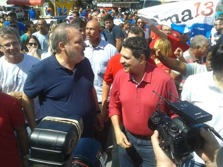Candidato do PTB ao governo de Pernambuco, Armando Monteiro Neto (de azul), em caminhada em Brasília Teimosa, na zona sul do Recife Candidato do PTB ao governo de Pernambuco, Armando Monteiro Neto (de azul), em caminhada em Brasília Teimosa, na zona sul do Recife