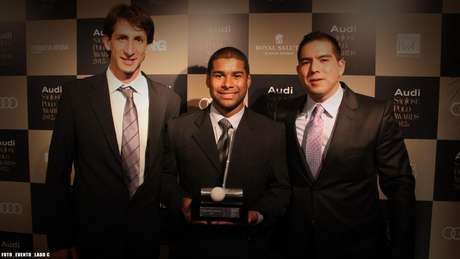 Os gestores Maurício Draghi e Fabrício Kobashi, com David Martins Pereira Prates, ex-participante do Instituto Rugby para Todos, hoje, educador no projeto <p>Os gestores Maurício Draghi e Fabrício Kobashi, com David Martins Pereira Prates, ex-participante do Instituto Rugby para Todos, hoje, educador no projeto</p>