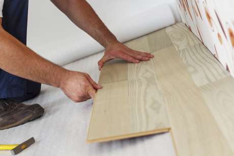 Getty Images <p>Pisos laminados e vinílicos são uma boa alternativa para fugir do quebra-quebra, porque podem ser encaixados ou colados sobre o piso anterior</p>