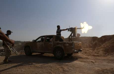 Membros do Exército Livre da Síria disparam uma metralhadora durante uma ofensiva para assumir o posto de controle al-Zaalana, que permanece sob o controle do governo, em Idlib, em 9 de julho <p>Membros do Exército Livre da Síria disparam uma metralhadora durante uma ofensiva para assumir o posto de controle al-Zaalana, que permanece sob o controle do governo, em Idlib, em 9 de julho</p>