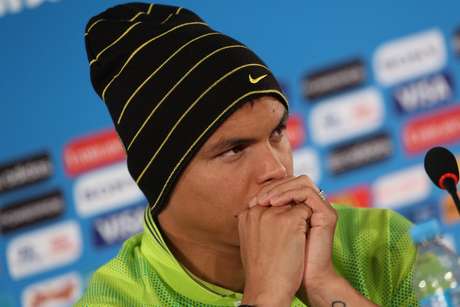 Thiago Silva foi solicitado a analisar o trabalho e a possível permanência de Felipão com o treinador logo ao lado <p>Thiago Silva foi solicitado a analisar o trabalho e a possível permanência de Felipão com o treinador logo ao lado</p>