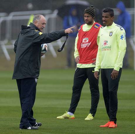 Felipão tirou Fred e treinou com Jô na formação titular <p>Felipão tirou Fred e treinou com Jô na formação titular</p>