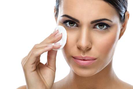 Os demaquilantes são fundamentais para remover a maquiagem do rosto e evitar problemas como acne, rugas e até mesmo alergias Os demaquilantes são fundamentais para remover a maquiagem do rosto e evitar problemas como acne, rugas e até mesmo alergias