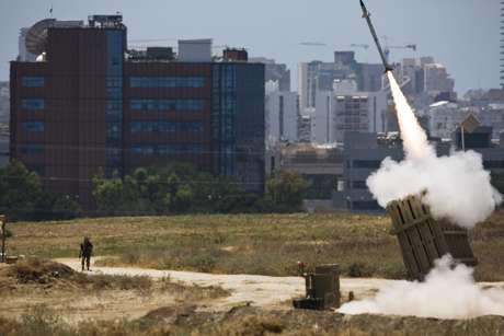 Um lançador de Iron Dome dispara um foguete interceptador na cidade israelense de Ashdod, em 11 de julho <p>Um lançador de Iron Dome dispara um foguete interceptador na cidade israelense de Ashdod, em 11 de julho</p>