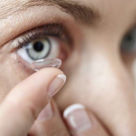 Médicos falaram que a infecção aconteceu entre os olhos e as lentes Médicos falaram que a infecção aconteceu entre os olhos e as lentes