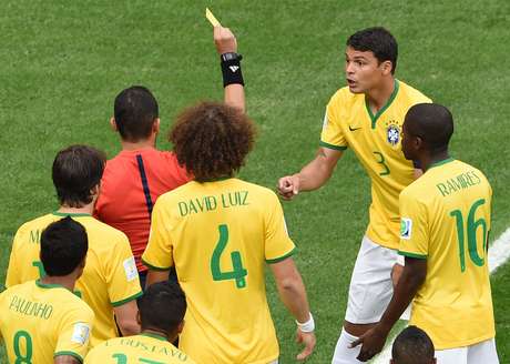 Capitão Thiago Silva recebe cartão amarelo após entrada em Robben Capitão Thiago Silva recebe cartão amarelo após entrada em Robben