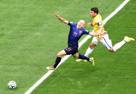 Felipão reclama que falta de Thiago Silva em Robben foi fora da área <p>Felipão reclama que falta de Thiago Silva em Robben foi fora da área</p>