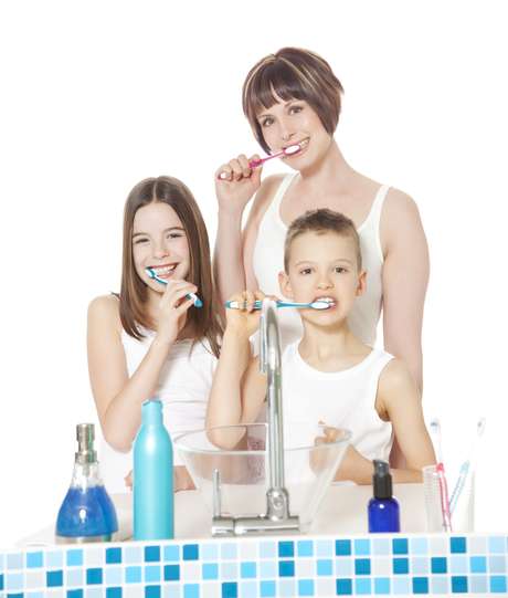 Es fundamental cuidar los dientes permanentes con una rutina adecuada de cepillado e hilo dental <p>Es fundamental cuidar los dientes permanentes con una rutina adecuada de cepillado e hilo dental</p>