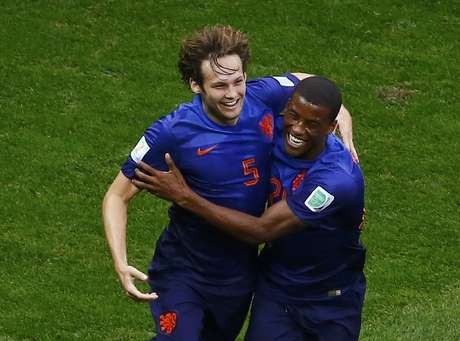 Jogador Daley Blind comemora com Georginio Wijnaldum ao marcar o segundo gol da HOlanda Jogador Daley Blind comemora com Georginio Wijnaldum ao marcar o segundo gol da HOlanda
