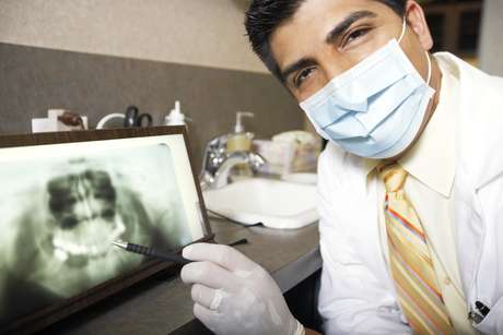 Fuse / ThinkStock <p>La enfermedad periodontal comienza con las bacterias presentes en la boca que se acumulan alrededor de los dientes</p>