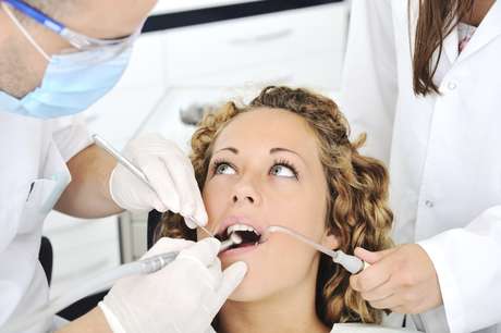 Zurijeta / ThinkStock <p>Programe un calendario de visitas regulares al dentista para las limpiezas profesionales</p>