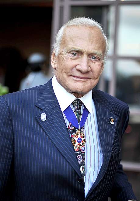 Buzz Aldrin fez parte da missão Apollo 11, que pousou na Lua <p>Buzz Aldrin fez parte da missão Apollo 11, que pousou na Lua</p>