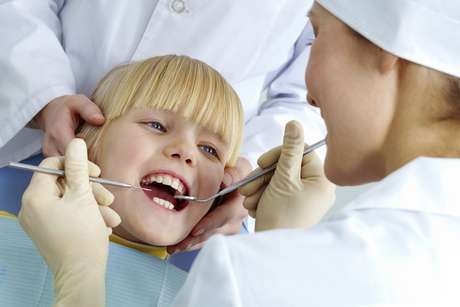 En la primera visita, el dentista realizará una historia clínica completa. <p>En la primera visita, el dentista realizará una historia clínica completa.</p>